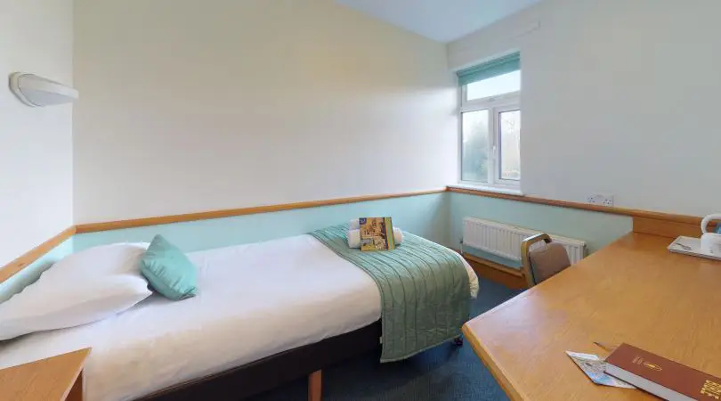 Room with single bed